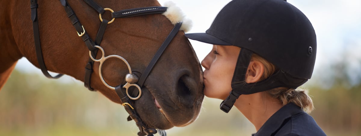equstrian-rider-kissing-healthy-horse